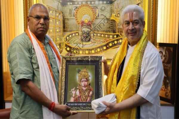 राजस्थान न्यूज़: अजमेर में कथित आपत्तिजनक बयान के बाद किरीट भाई ने बाबा श्याम के दरबार में मांगी क्षमा,मंदिर कमेटी के पूर्व अध्यक्ष मोहन दास महाराज ने किरीट भाई को बाबा श्याम का आशीर्वाद प्रदान किया।