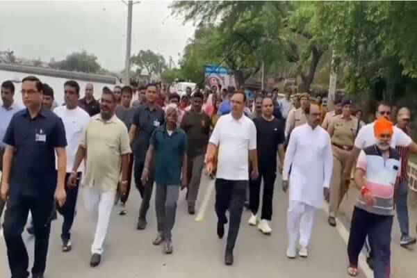 राजस्थान न्यूज़: फतेहसागर झील पर मॉर्निंग वॉक करने निकले मुख्यमंत्री भजनलाल शर्मा, आमजन से मिले, बच्चों को बांटी टॉफियां