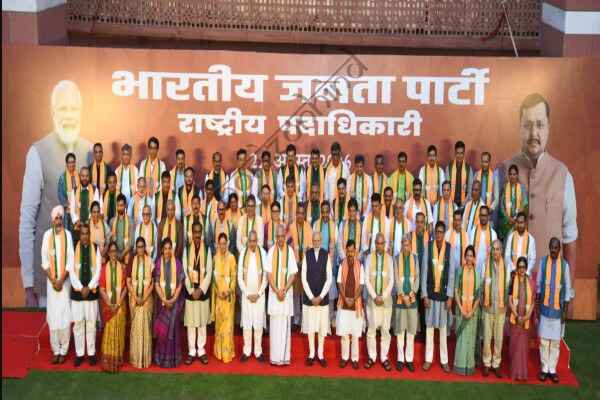 राष्ट्रीय न्यूज़: भाजपा मुख्यालय पहुंचे पीएम मोदी, नई राष्ट्रीय टीम से की मुलाकात, नई राष्ट्रीय टीम की घोषणा 17 अगस्त को की गई थी। 65 सदस्यीय टीम में कई नए और पुराने चेहरों को जिम्मेदारी दी गई है।