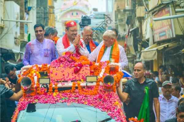 राजस्थान न्यूज़: भीलवाड़ा पहुंचे मुख्यमंत्री भजनलाल शर्मा, दुधाधारी गोपाल मंदिर में दर्शन के बाद 2 KM रोड शो, बारिश के बीच उमड़ी कार्यकर्ताओं की भीड़