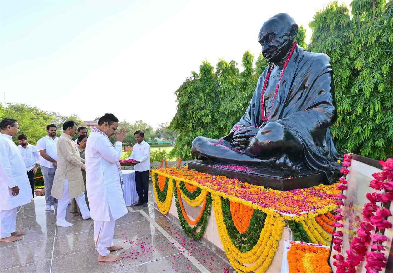 राजस्थान न्यूज़: गांधी जयंती पर सीएम भजनलाल शर्मा ने दी श्रद्धांजलि: सचिवालय में रामधुन सुनी, गांधी सर्किल पर राज्यपाल के साथ अर्पित किए पुष्प